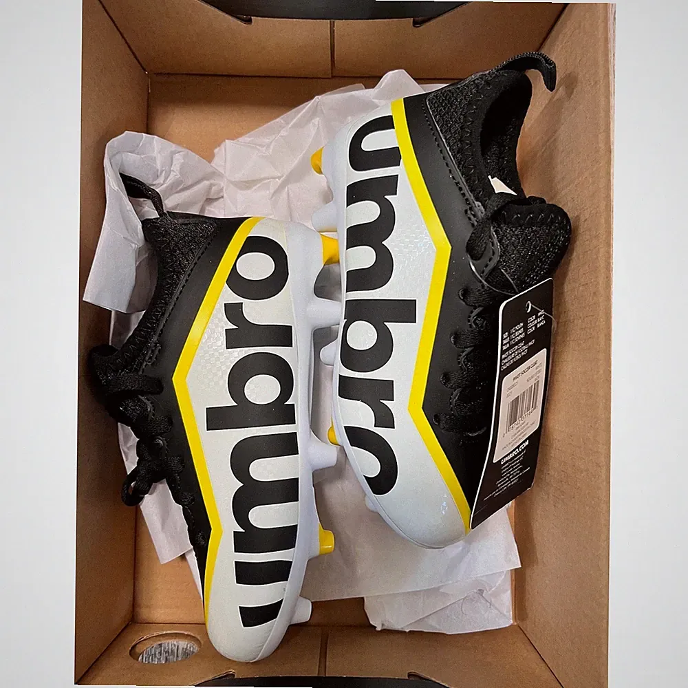 Unisex Yellow white black Umbro Soccer Cleats size 11 youth NWT