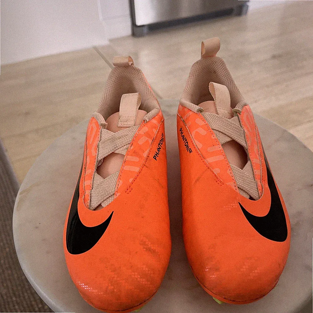 Used Nike size 3.5Youth Phantom GX Elite AG Pro Soccer Cleats with shin guards