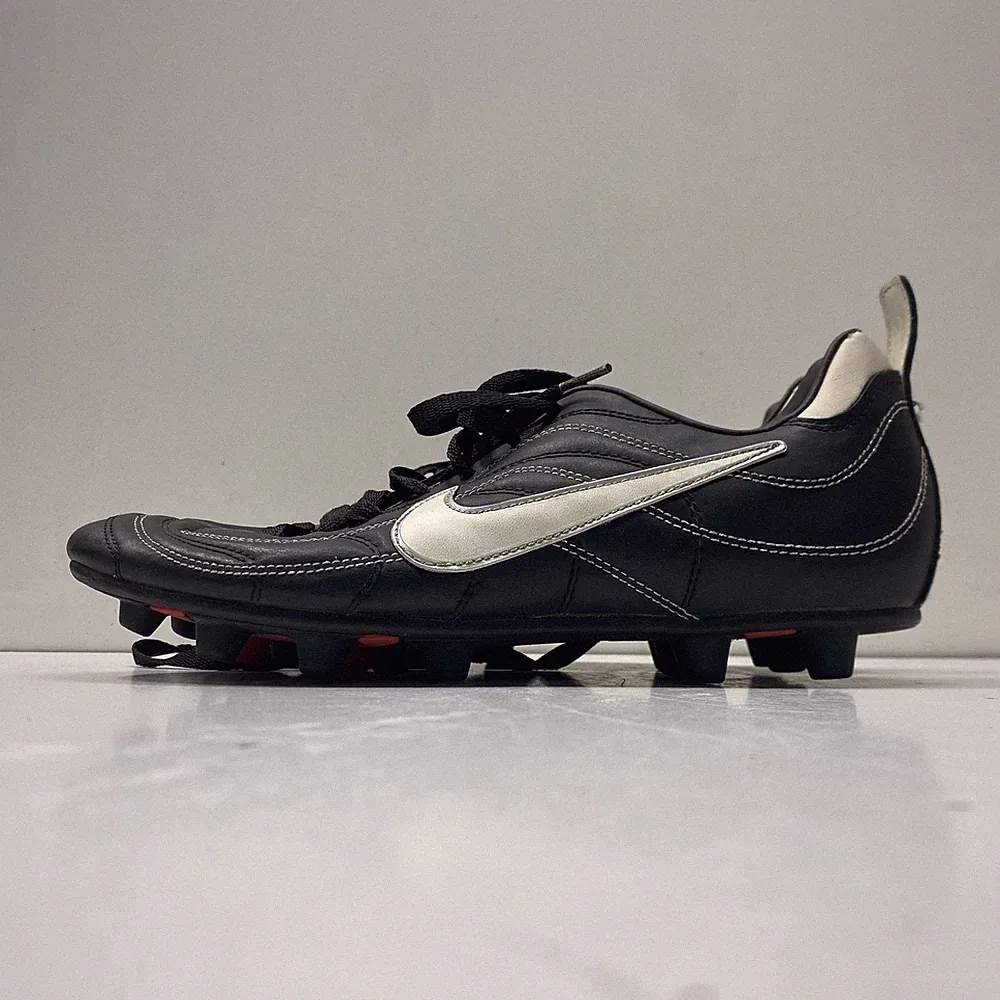 Vintage 2000 Nike Tiempo 10R Black White Red Soccer Cleats Men's Size 9.5