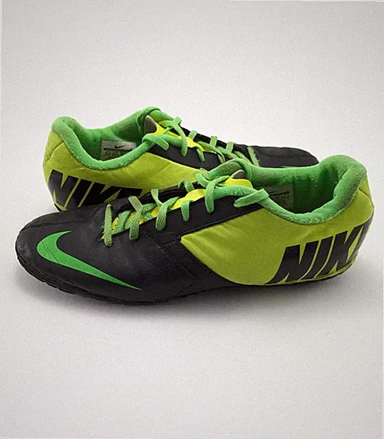 Vintage Mens Nike Bomba Pro II Black Volt Green Soccer Shoes 580444-037 Size 9.5