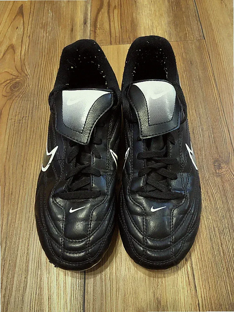 Vintage Nike Black and White Boys Soccer Cleats size 4.5y Model 442116-001