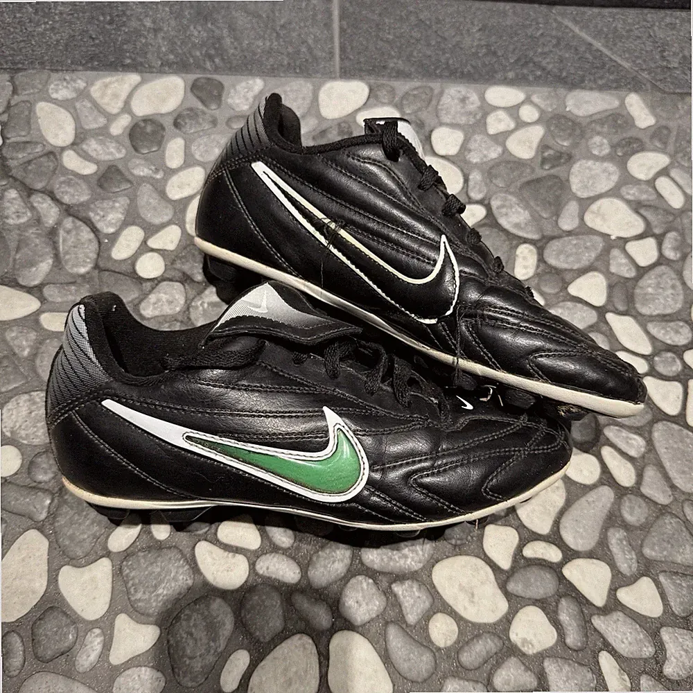 Vintage Nike Black and White Boys Soccer Cleats size 4.5y Model 442116-001