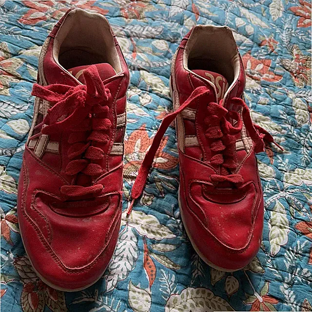 VINTAGE USED MENS ASICS RED / WHITE SOCCER CLEATS SIZE 10 1/2