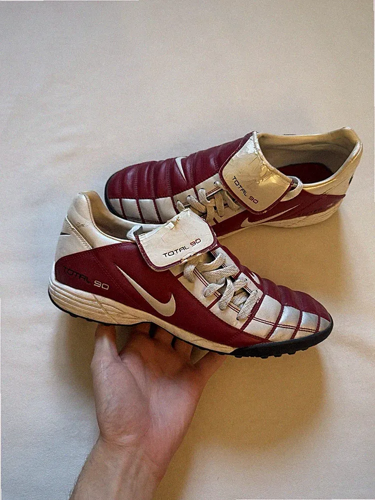 Vintage Y2K 2000 Nike Total 90 II Soccer Cleats Silver Black 302477 001 sz 8.5