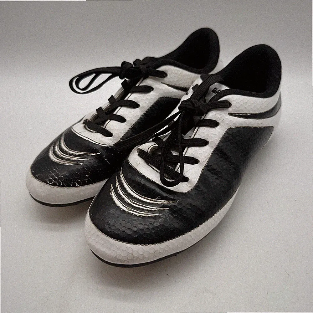 Vizani Indoor Outdoor Soccer Cleats 3.5J White & Black Water Resistant 93342J