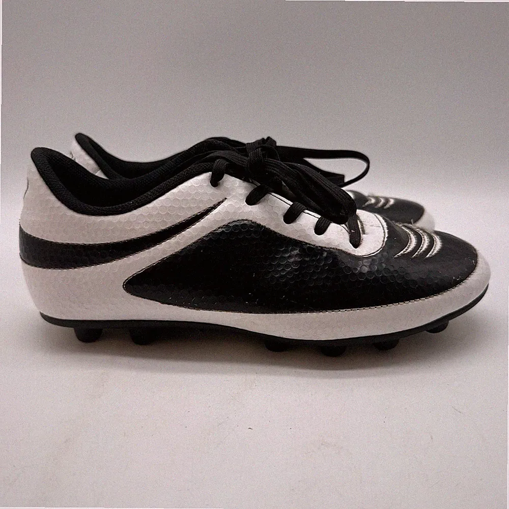 Vizani Indoor Outdoor Soccer Cleats 3.5J White & Black Water Resistant 93342J