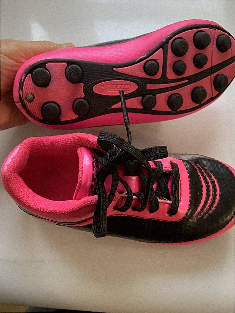 Vizani Pink & Black Little Girls Soccer Cleats Shoes, Girls Size 9.5