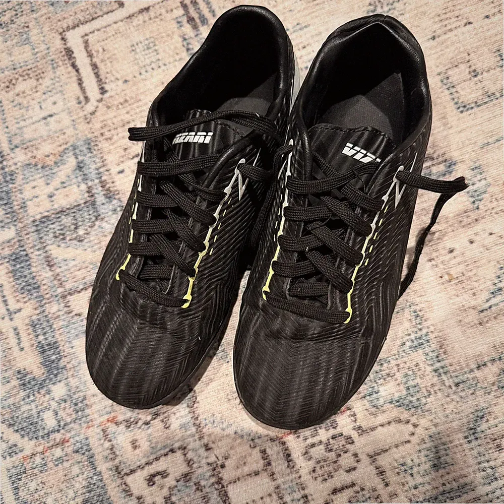 Vizari indoor size 5.5J soccer cleats used