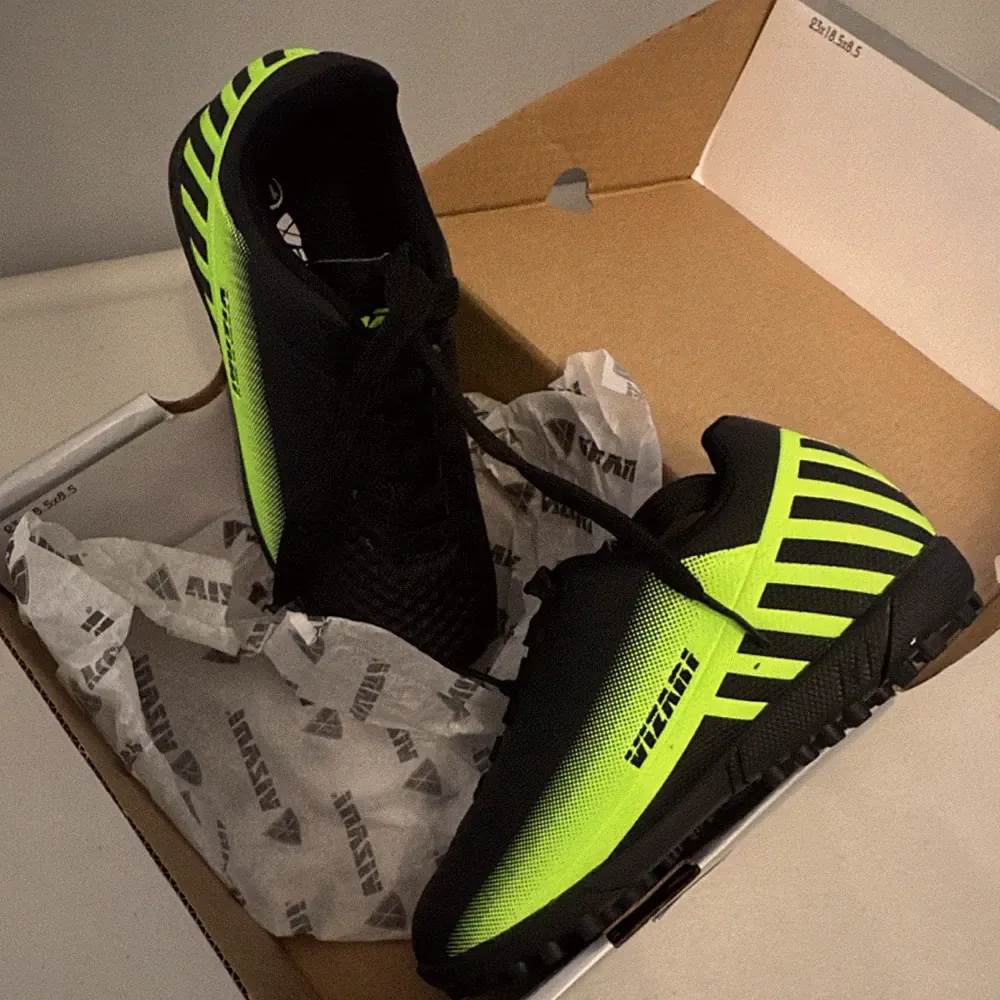 Vizari Santos Youth Turf Soccer Shoes Black/Green US 10C