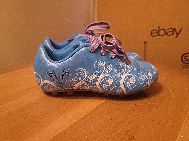 Vizari Size 13.5 C Frost Soccer Cleats Girls Great condition Blue W purple laces