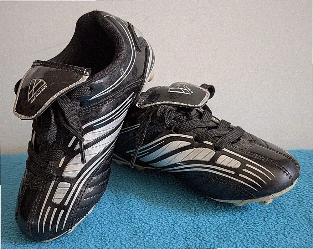 Vizari Striker Youth Soccer Cleats Size 9C Black and Silver