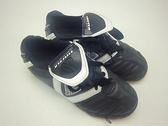 Vizari Viper Indoor Boys Youth Cleats Size 2 NICE!