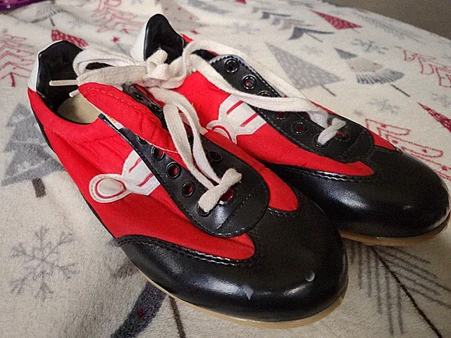VTG men's MEDALIST RED & BLACK SOCCER CLEATS 70'S 80'S BRAND NEW VERY RARE