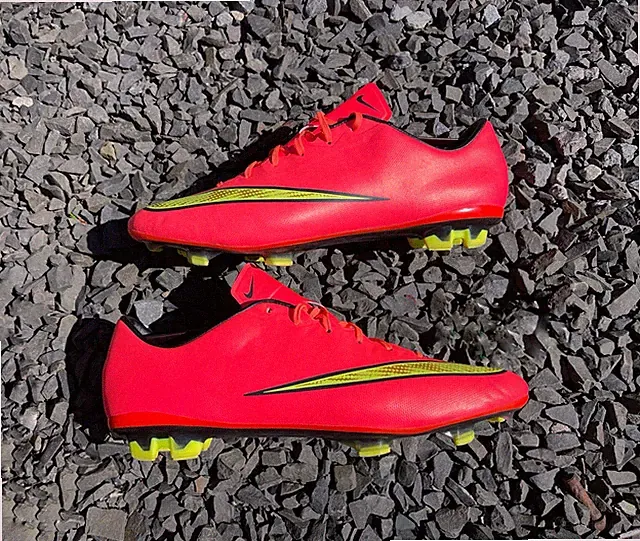 VTG NIKE MERCURIAL VELOCE II FG HYPER PUNCH CLEATS BOOTS SIZE 11 ( 651618-690 )