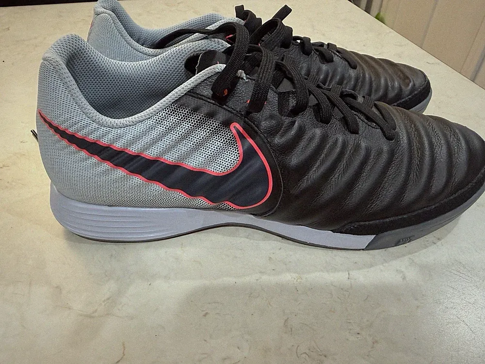 Women Nike tiempoX size 8 M 897785-004 Indoor Soccer Shoes Cleats Sneakers