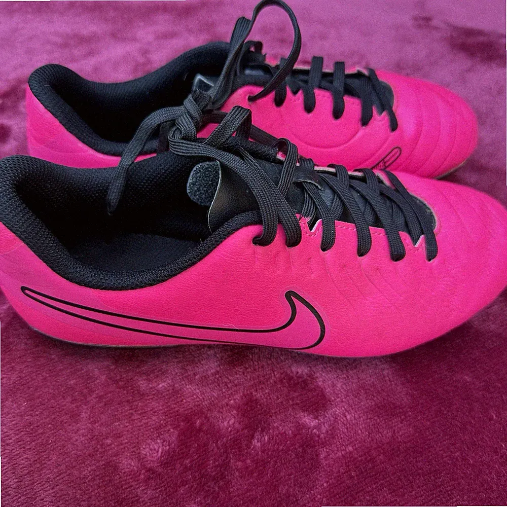 Women's Pink Nike Soccer Cleats Size 5.5