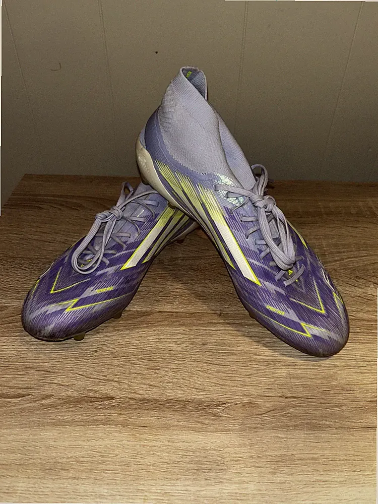 Womens F50 Sparkfusion soccer cleats unisex 9. Worn for 90 mins on indoor turf.