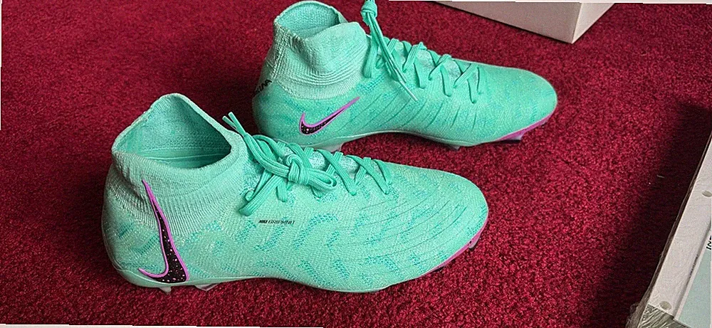 womens soccer cleats size 7 nike phantom Luna