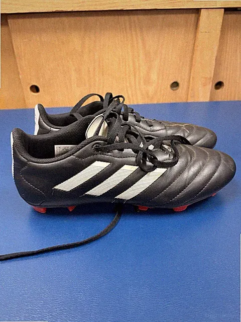 Youth Adidas Soccer Cleats Size 7.5 Unisex
