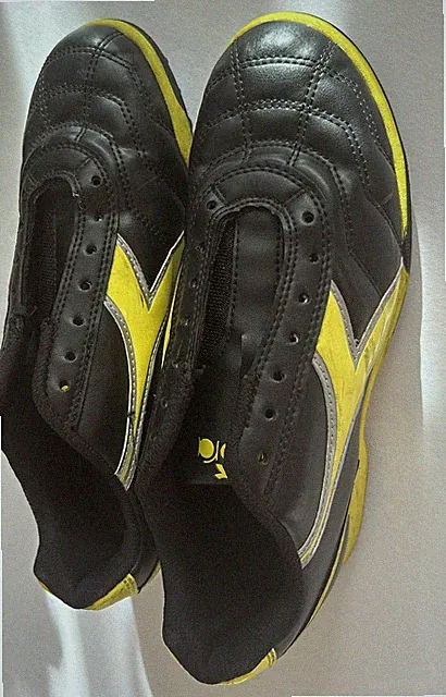 Youth D.S. Soccer Cleats Yellow And Black Size 7.5