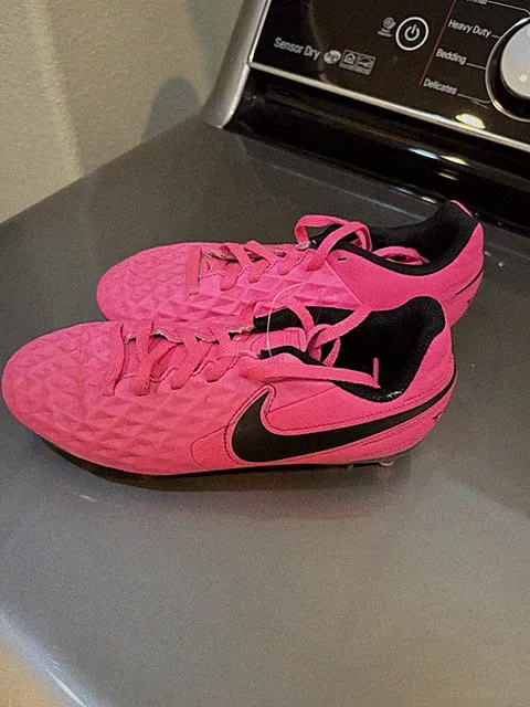 Youth size 2.5 Youth Nike GS Tiempo Jr Legend Pink Black Soccer Cleats Shoes