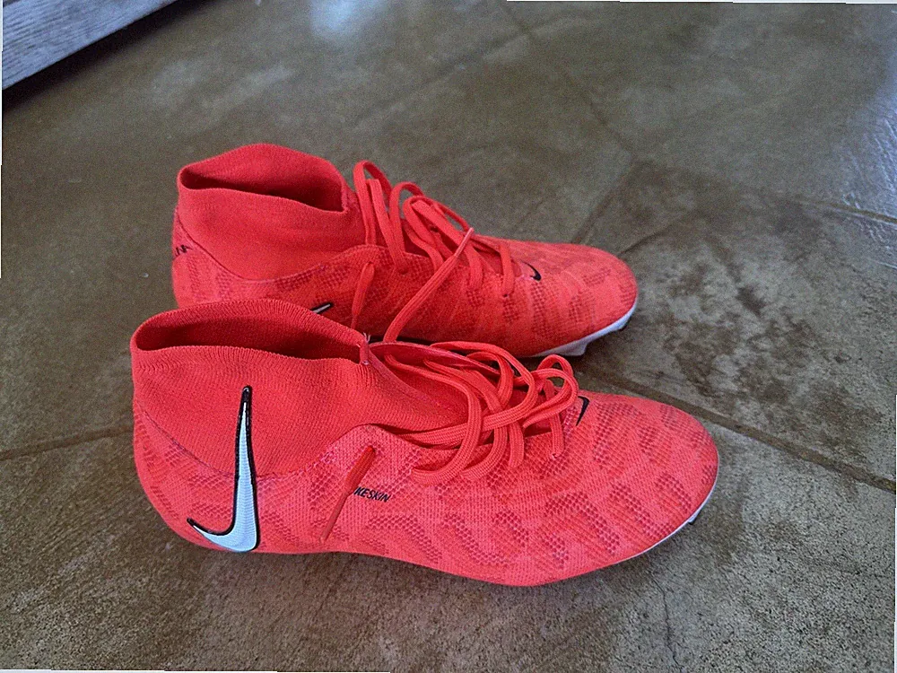 Youth Soccer cleats Red/orange Nike Phantom Luna Nike Skin Size 7
