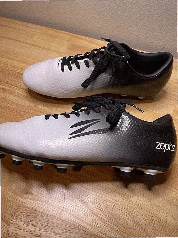 Zephz Wide Traxx soccer cleats Size 10.5 EE Wide Black And White